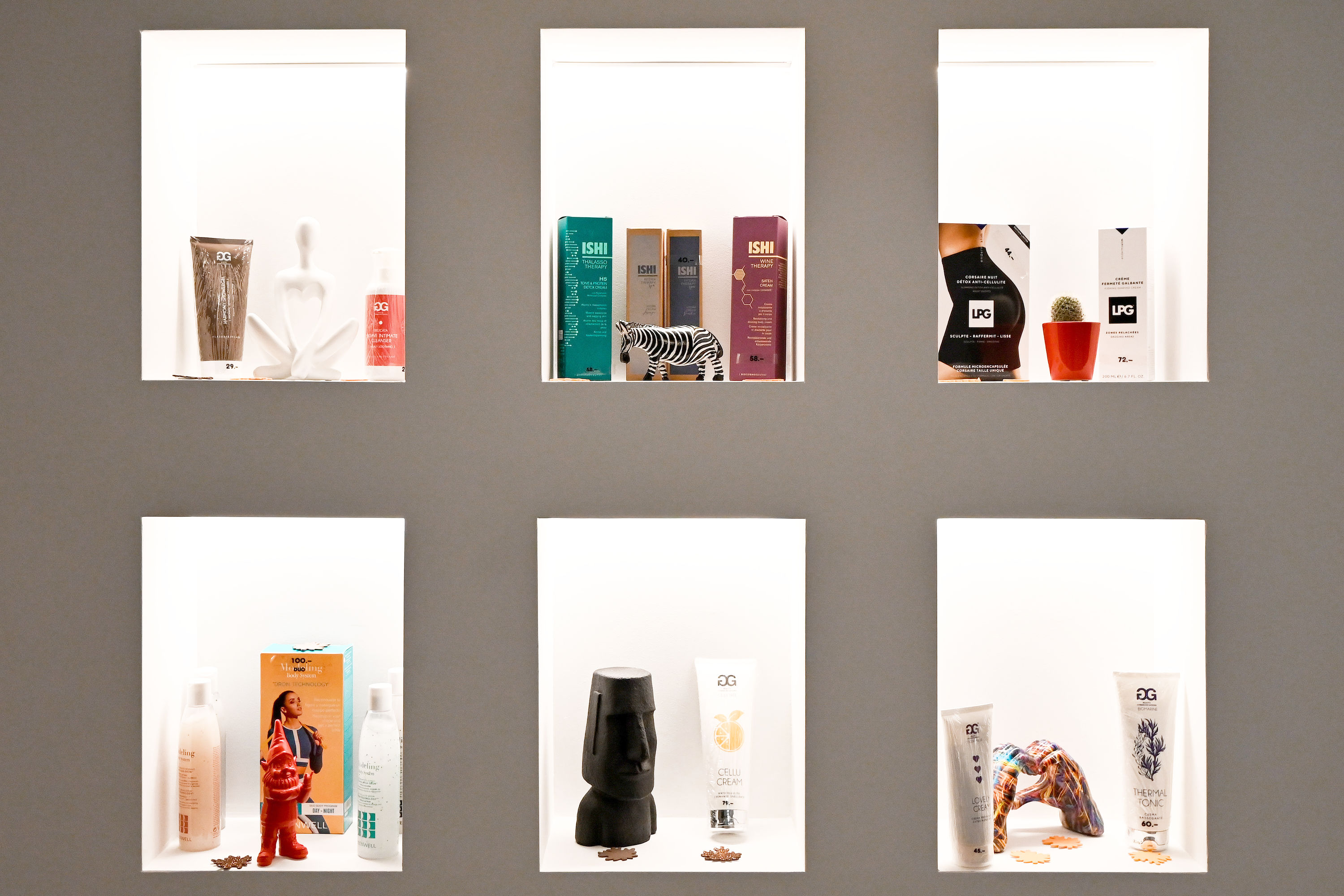 nicchie espositive con prodotti cosmetici